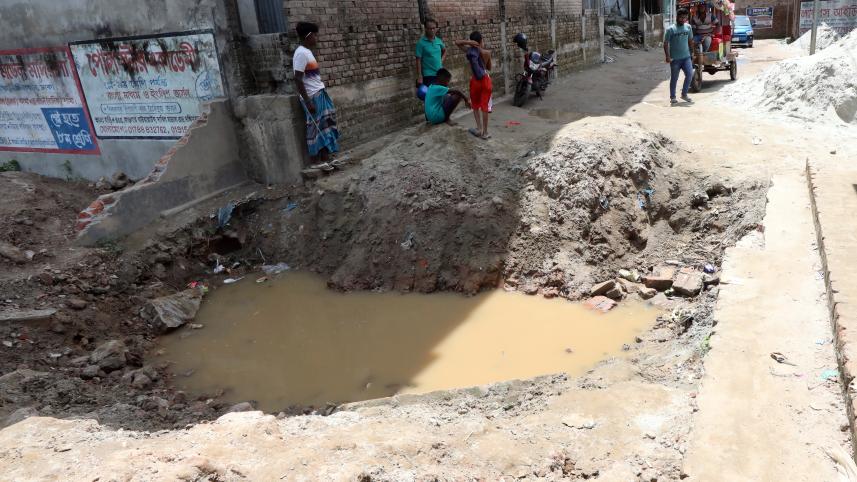 Poor condition of road at Kawla _cae1.jpg