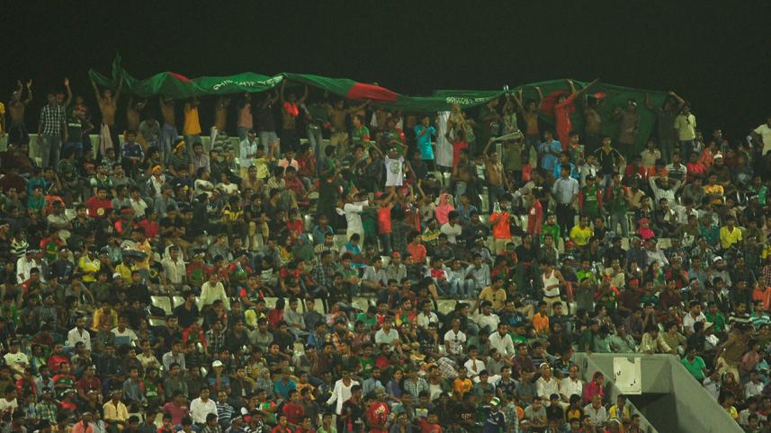 Spectators at Mirpur 4