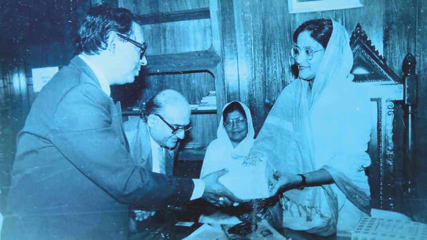 2._mohiuddin_ahmed_hands_a_copy_of_report_of_the_task_forces_on_bangladesh_development_strategies_for_the_1990s_to_the_then_leader_of_opposition_sheikh_hasina_1991._photo_mahrukh.jpg