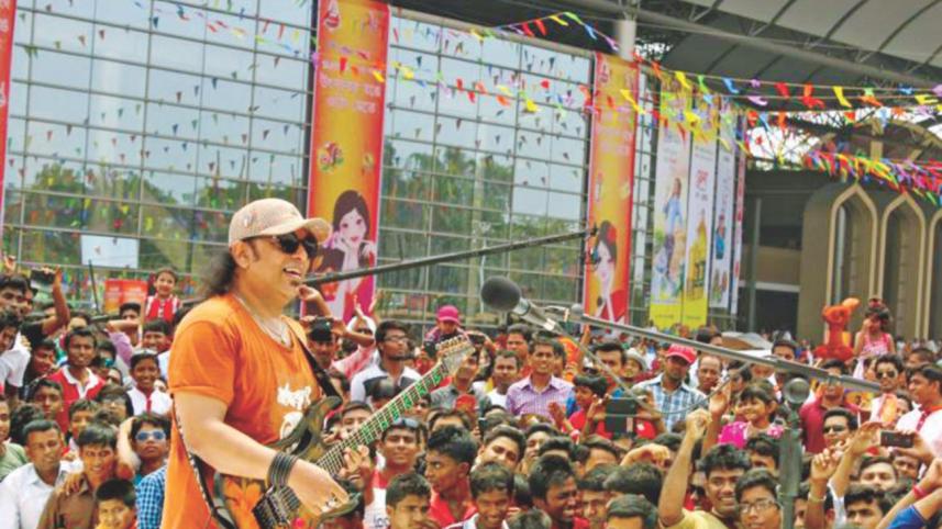 Ayub Bachchu at concert.jpg