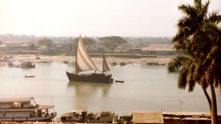 Buriganga from Ahsan Manzil 1974.jpg