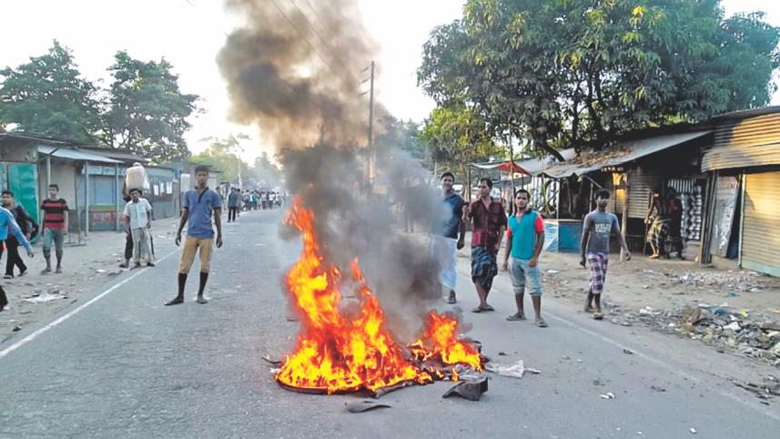 cop villagers clash 2.jpg