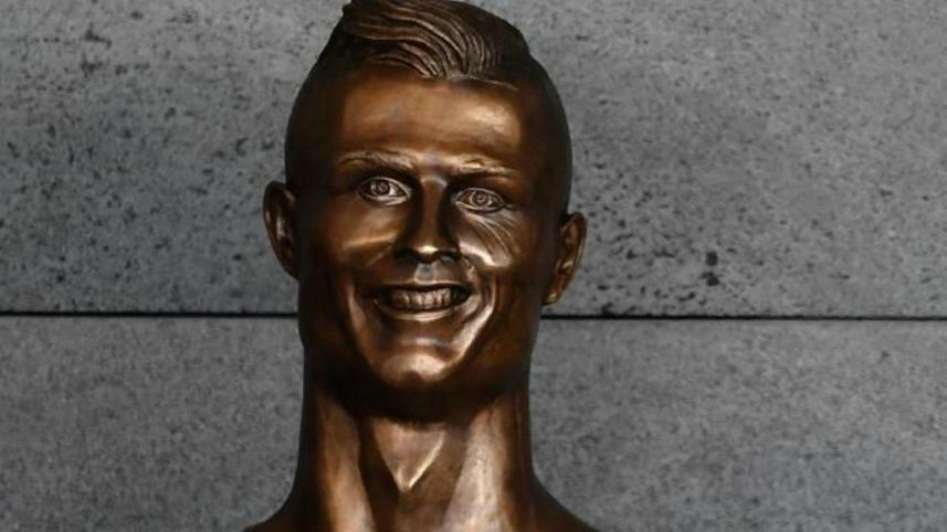 cristiano_airport_statue.jpg