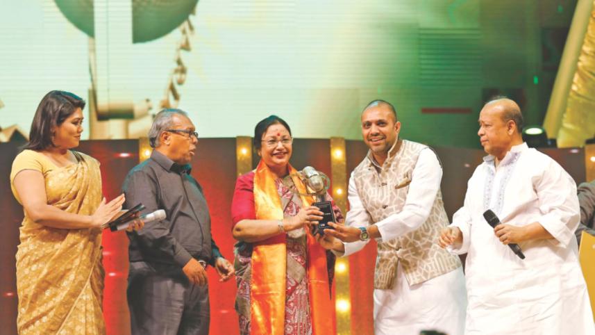 Ferdousi Rahman receives award at the ceremony