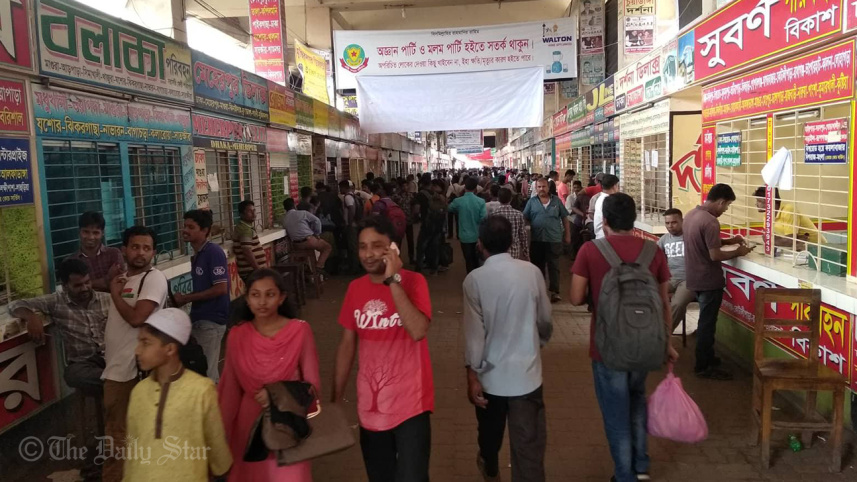 Eid holidaymakers star leaving Dhaka