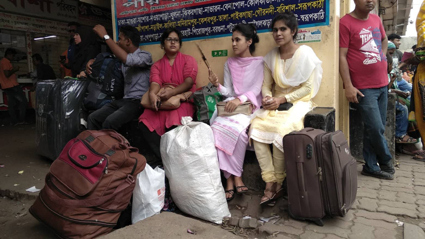 Eid holidaymakers star leaving Dhaka