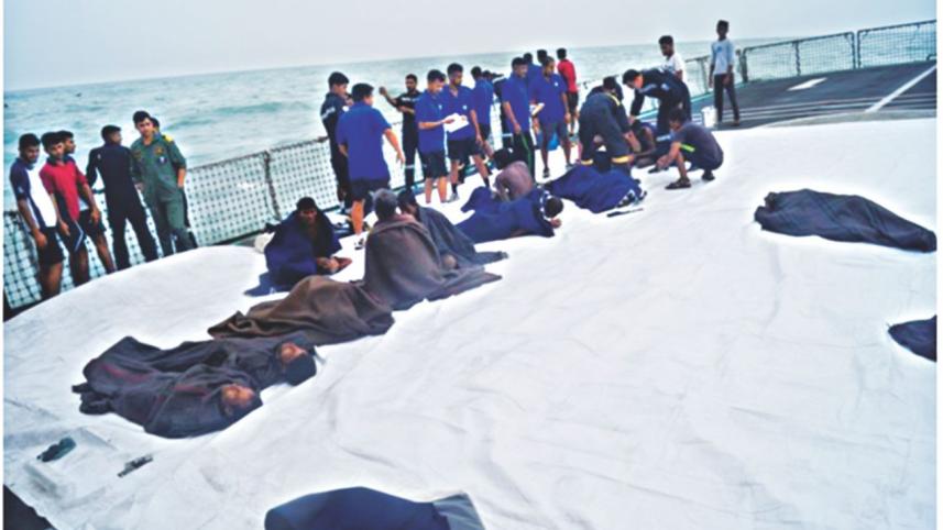 indian_navy_rescue_bangladeshis_2.jpg
