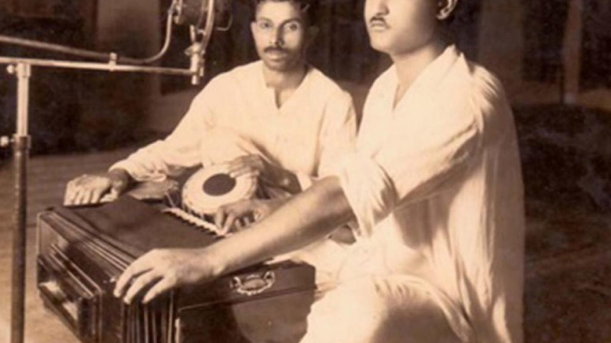 kamal_dasgupta_performing_on_stage.jpg