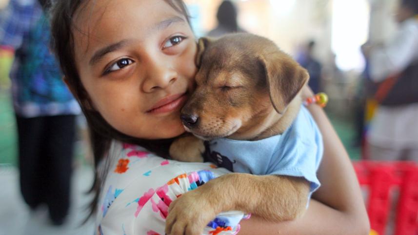 kid with puppy