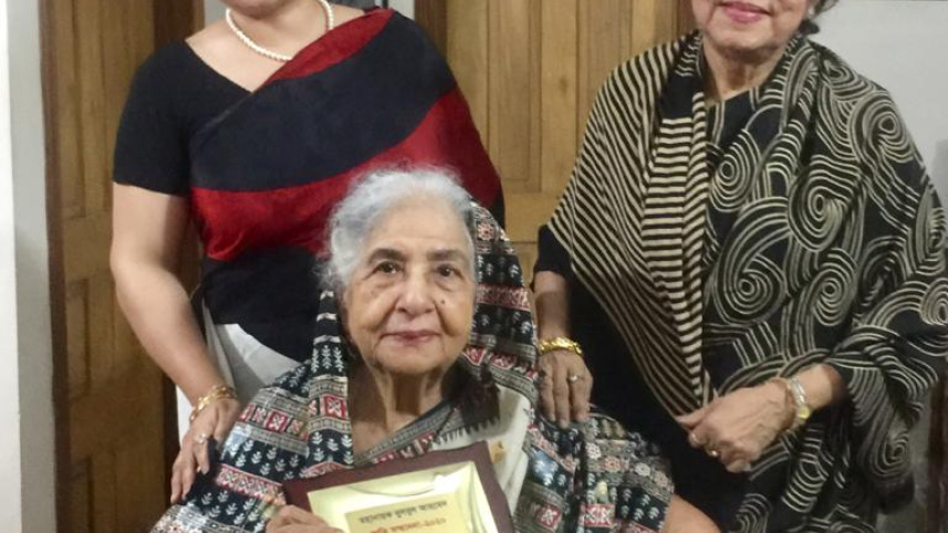 mirana_zaman_c_receives_the_award_from_tahsin_farzana_tilottoma_l_and_daisy_ahmed_r_at_the_actors_house_1.jpg