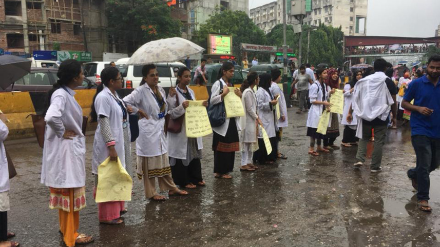 Students demo for safe road