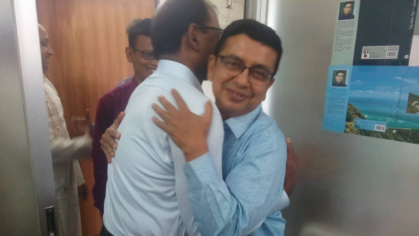 officials-exchanging-greetings-tuhin.jpg
