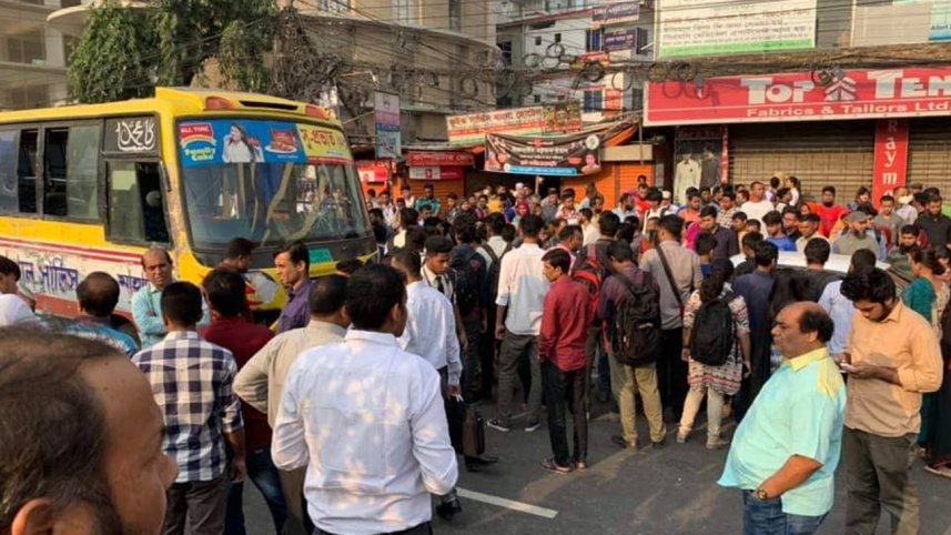 Road Blocked in the front gate of the Bashundhara Residential Area 