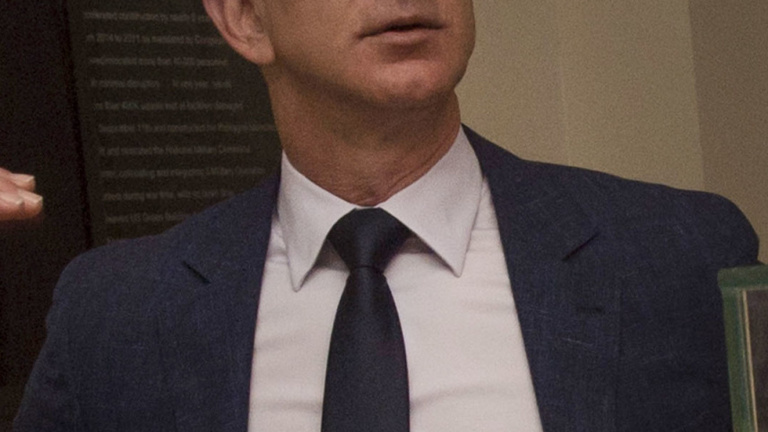 secretary_of_defense_ash_carter_meets_with_jeff_bezos_may_5_2016_1_cropped.jpg
