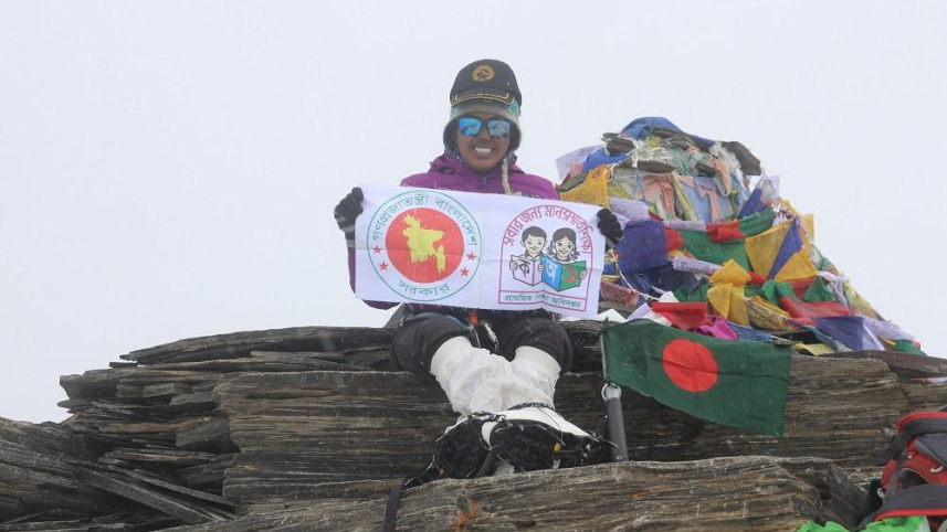showing_respect_to_her_profession_ratna_placed_the_official_flag_of_primary_education_on_top_of_stok_kangri_and_kang_yatse_peak_2_.jpg