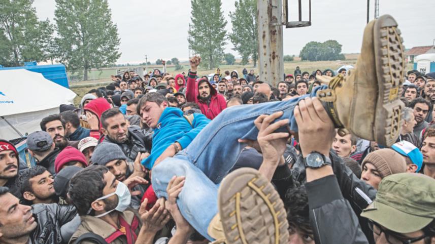 Syrian refugees frantically 2.jpg