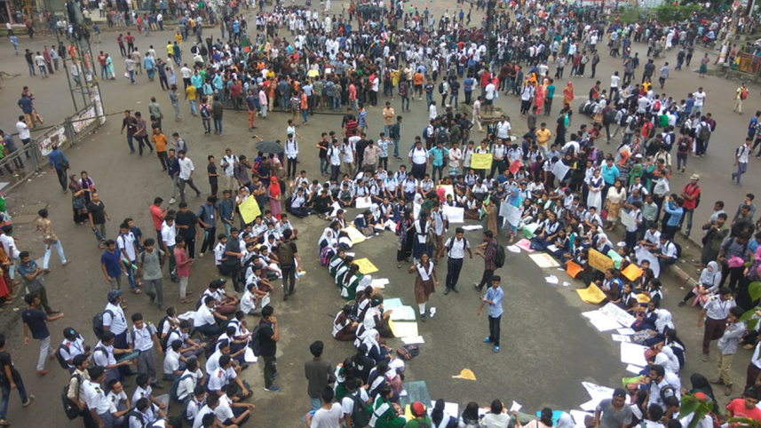 Students safe road demo in Uttara