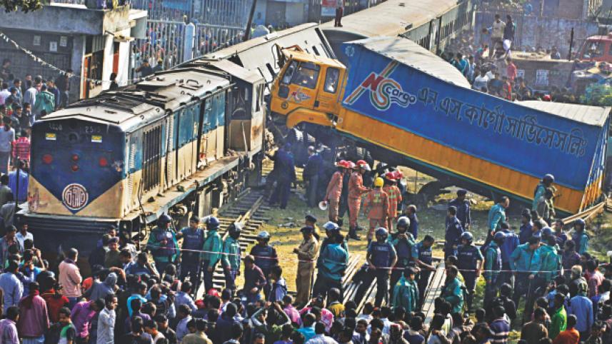 train-collides-lorry.jpg