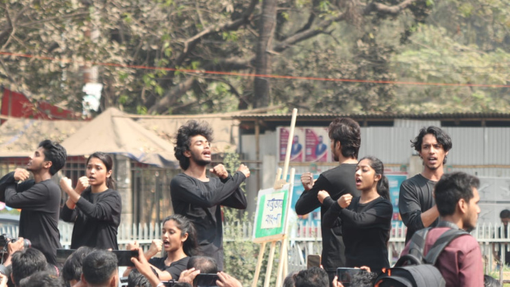 DU stages street play to honour language martyrs