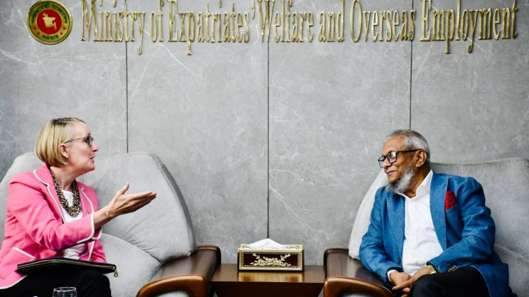 Sarah Cook had a courtesy meeting with Expatriates’ Welfare and Overseas Employment Minister Ariful Haque Choudhury at his office in Dhaka. Photo: Collected