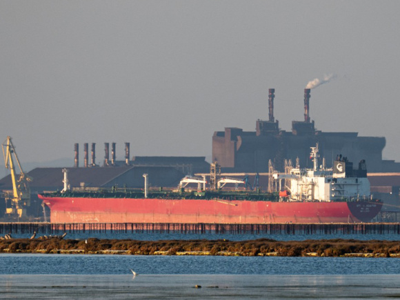 US allows sale of Iranian oil at sea 2026