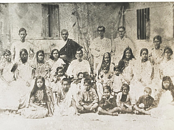 4_Fathers_Family_At_Home_in_Dhaka_cropped.jpg