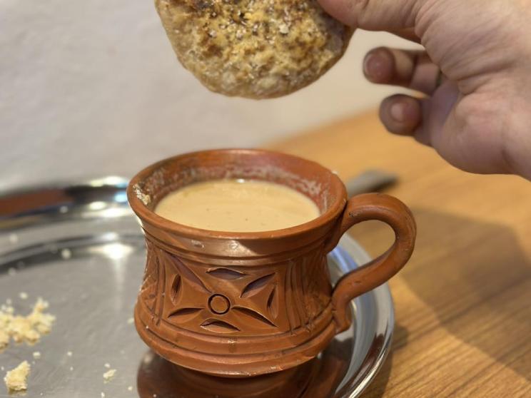 Tasting authentic Dhakaiya food outside Puran Dhaka