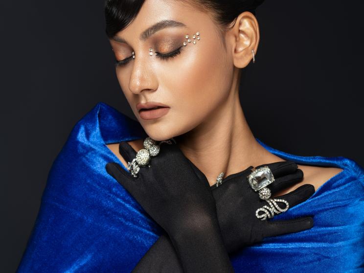 Why spend on diamonds when glass can fool you just as well? 