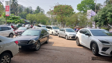 Filling station traffic.jpg