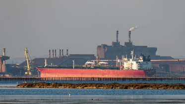 US allows sale of Iranian oil at sea 2026