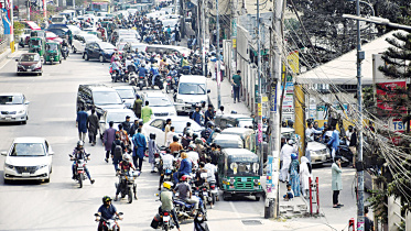 People overwhelm filling stations amid fear of supply crunch