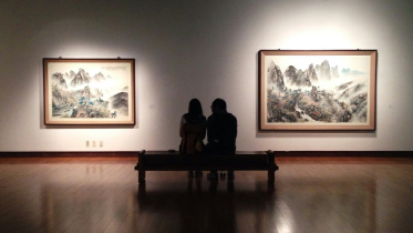 Why art galleries are becoming the best new dating spots