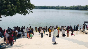 Bagerhat shrine pond ghat.jpg