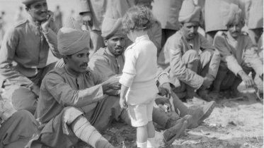 A French boy introduces himself to Indian soldiers. Marseilles, 30th September 1914..png