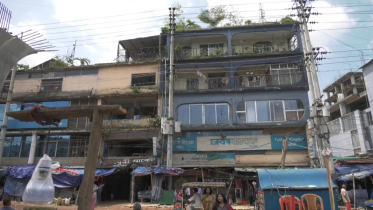 An exchange of gunfire took place between police and suspects at Chowdhury Plaza in the Jamgora Chourasta area of Ashulia. Photo: Collected
