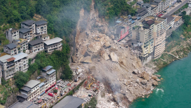Rescue workers search for survivors at the site of a landslide in Pengshui County in Chongqing, China. Photo: AFP