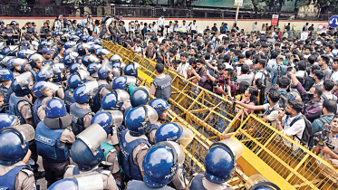 Police_block_protesting_students.jpg