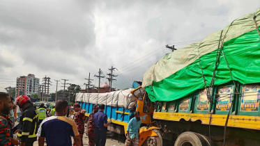 A truck that was being repaired after a wheel breakdown is seen on the Dhaka-Rangpur Highway in Bogura Sadar upazila today. A second truck rammed the disabled vehicle from behind. 