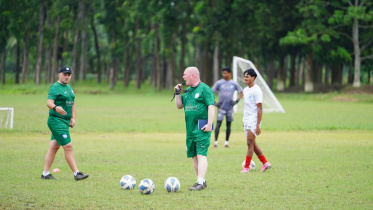 Jones U-20 coach.jpg