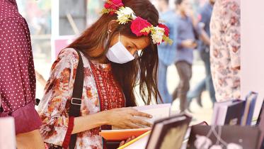 ekushey-book-fair-readers.jpg