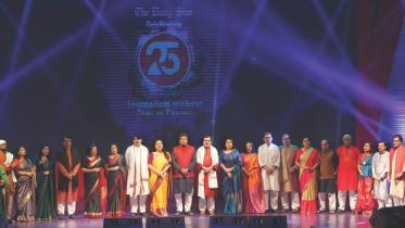 A total of 25 noted Rabindra and Nazrul Sangeet artistes render a chorus to open the gala event.