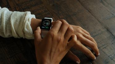 apple_apple_watch_hands_mockup_smartwatch_technology_touchscreen-1081343.jpgd_.jpeg