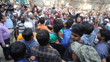 Aggrieved BNP men continue demo near Gulshan office