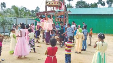 Children ride a Nagordola.jpg