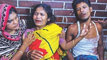 Parents of 11-year-old Rubel who was killed in the explosion break down in tears at Suhrawardy hospital 