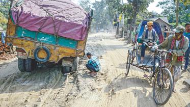 Dilapidated streets Khulna.jpg