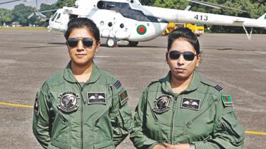 2 female pilots