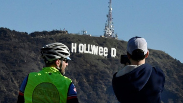The famous Hollywood sign reads 'Hollyweed'