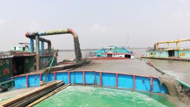 Illegal sand lifting Ramnabad river.jpg