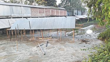 Illegal structures govt canal.jpg